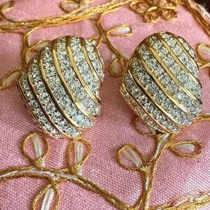 Vintage 80s Signed SAL Swarovski‎ Pavé Crystal & Gold Tone Heart Cip On Earrings